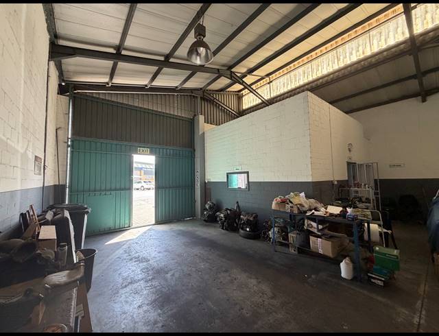 370M² FACTORY TO LET IN STIKLAND INDUSTRIAL